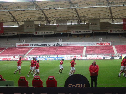 VfB Spieler beim auslaufen